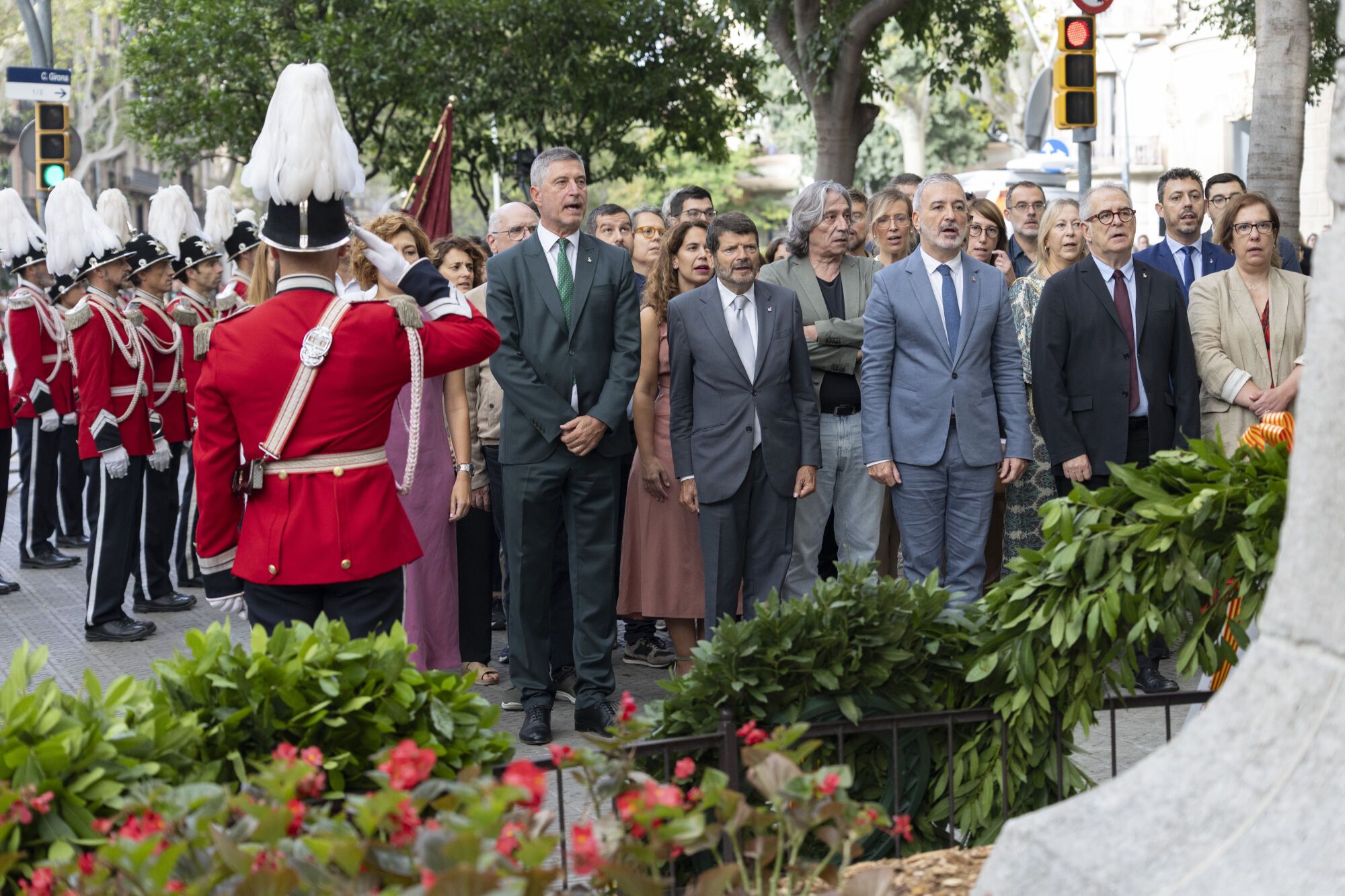 BARCELONA, 11/09/2025.- Vista general durante la ofrenda floral del Govern ante el monumento a Rafael Casanova, en el arranque de las celebraciones oficiales con motivo de la Diada, este jueves en Barcelona. EFE/Marta Pérez