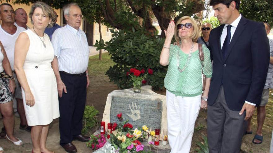De izquierda a derecha: la alcaldesa de Guardamar, Carmen Verdú, los padres del concejal de Ermúa, y el delegado del Consell en Alicante, Juan de Dios Navarro