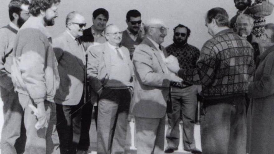 Miembros fundadores del Colegio Apostólico junto a sus sucesores en una imagen de los años 70.