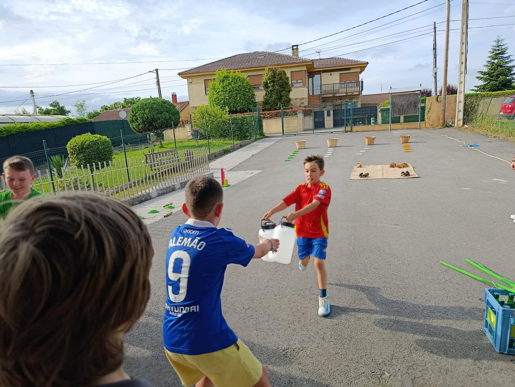Los pequeños de Viella celebran el "Día de los Paxarrinos"