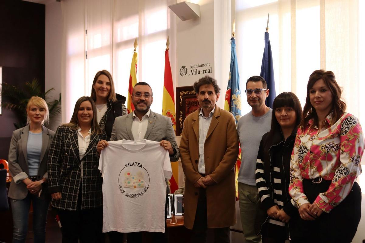 L'alcalde de Vila-real, José Benlloch, va rebre a representants de VILATEA després de la seua constitució com associació. ENTRE OTROS
