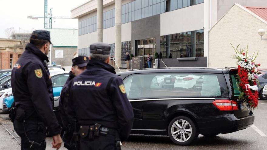 Agentes de policía a las puertas del tanatorio de El Salvador, en Valladolid.