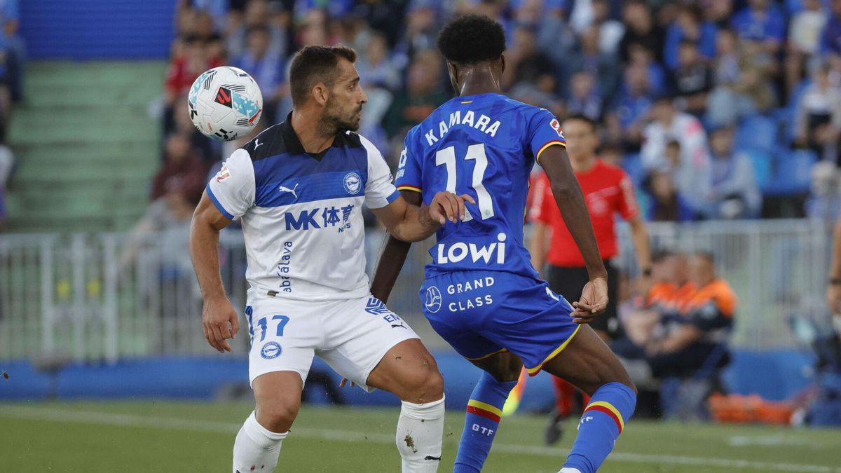 Abu Kamara disputa la pelota con Jonny Otto.