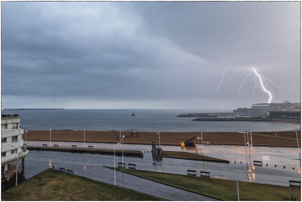 Espectacular tormenta con rayos en Gijón