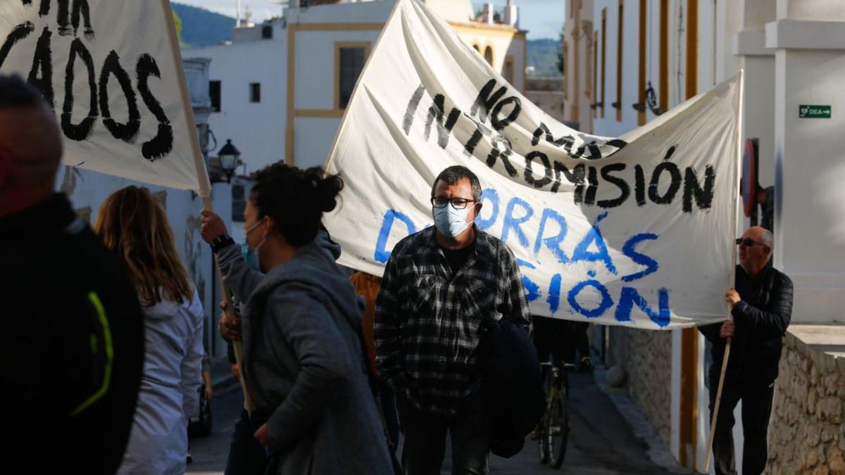 Los taxistas portaban varias pancartas.