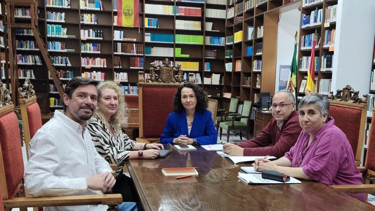 María Félix Tena junto a María Berrocal, responsable de CCOO, y otros responsables del sindicato en Extremadura.