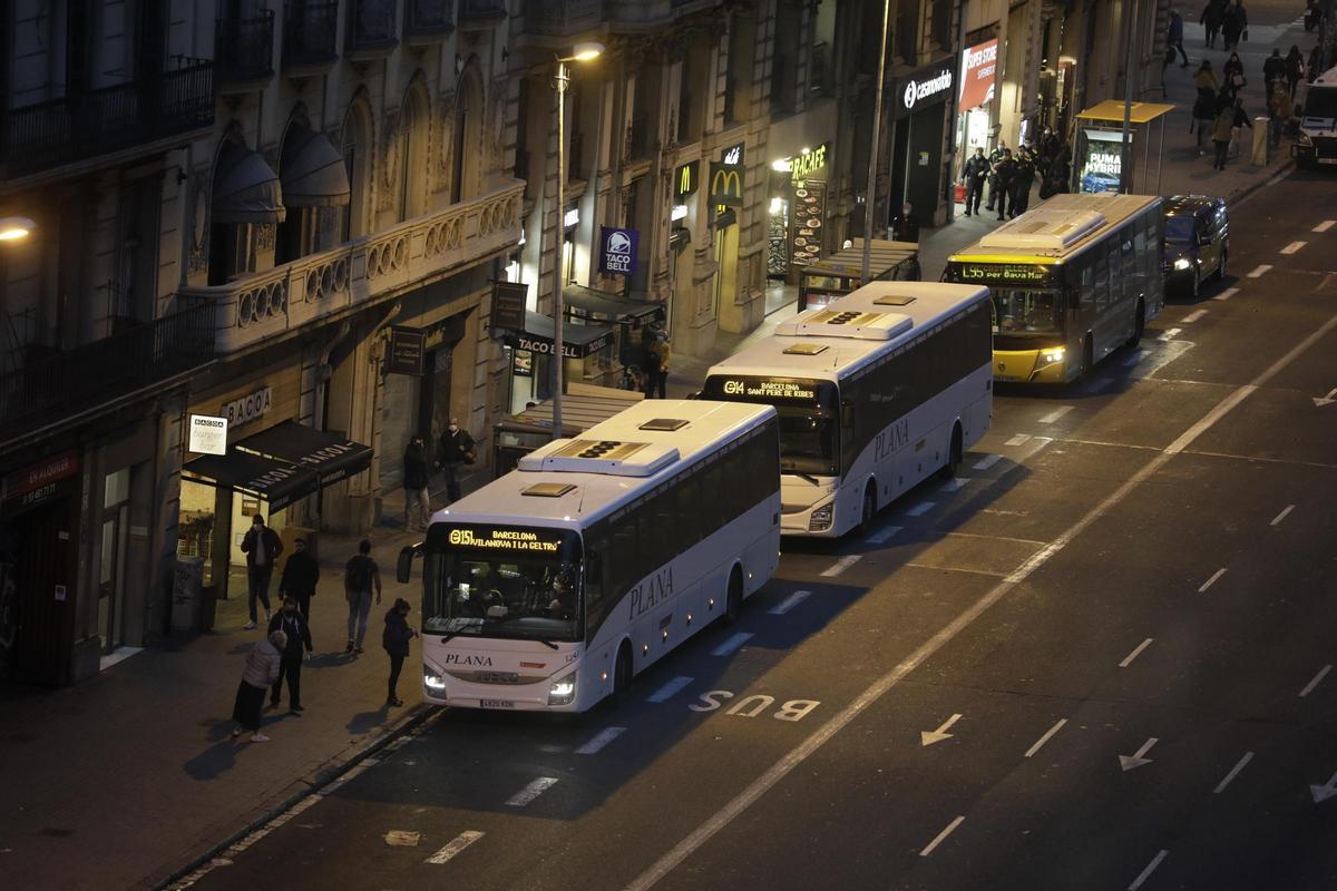 Autobuses interurbanos, en la ronda de la Universitat de Barcelona