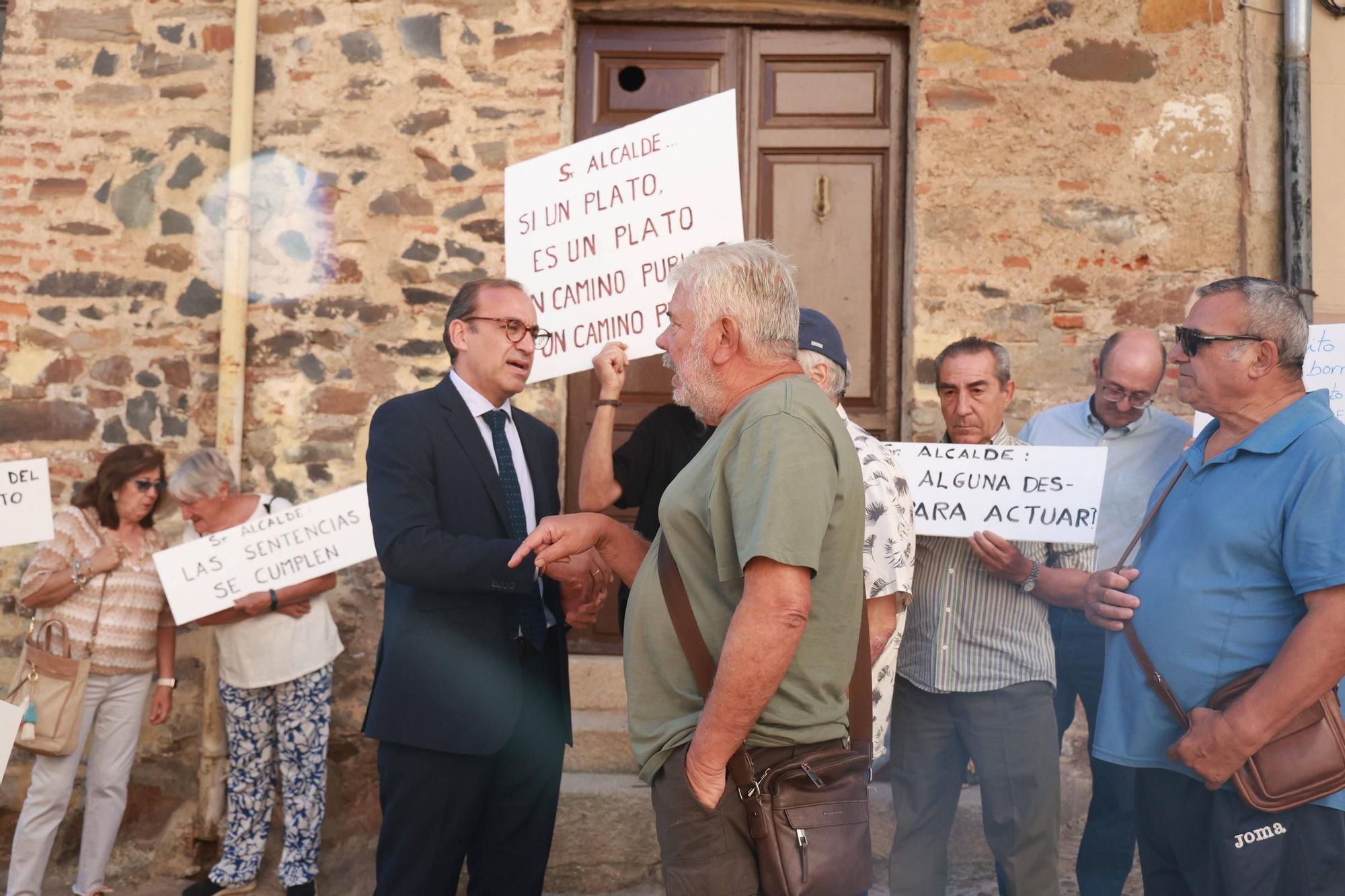 Así ha sido la protesta de los vecinos de Cuartos del Baño en Cáceres