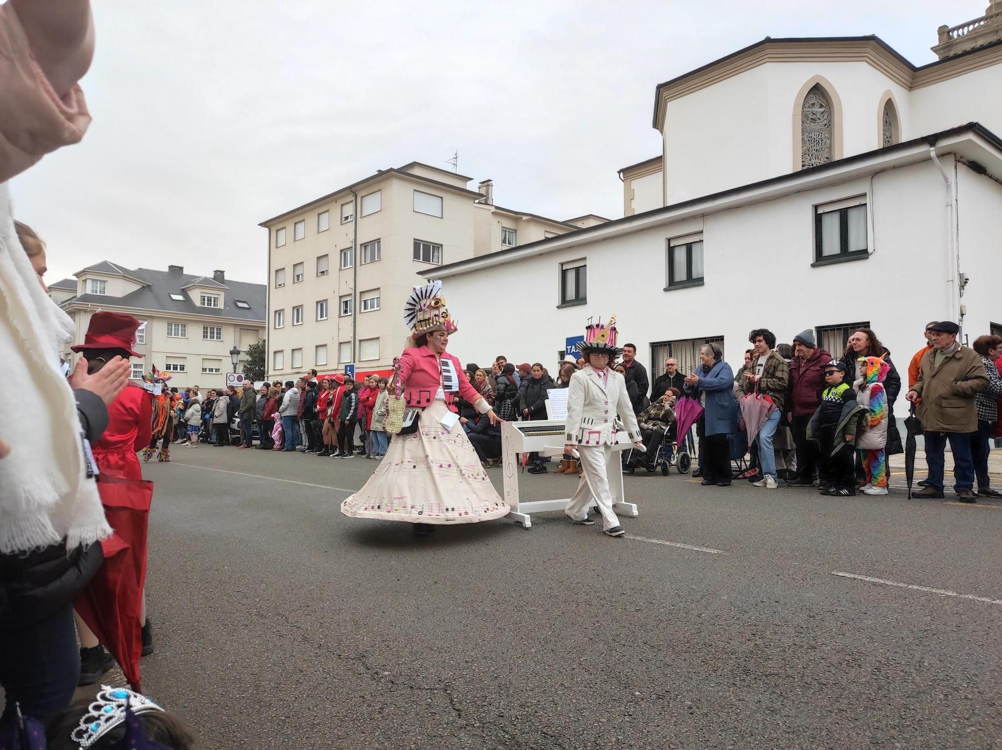 En imágenes: Las calles de Tapia se llenan para ver su vistoso desfile de Carnaval