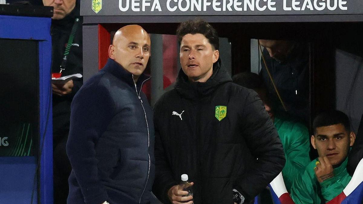 LONDON (United Kingdom), 12/03/2026.- AEK Larnaca head coach Javier Rozada (L) during the UEFA Conference League Round of 16 1st leg match between Crystal Palace and AEK Larnaca at Selhurst Park in London, Britain, 12 March 2026. (Reino Unido, Londres) EFE/EPA/ANDY RAIN
