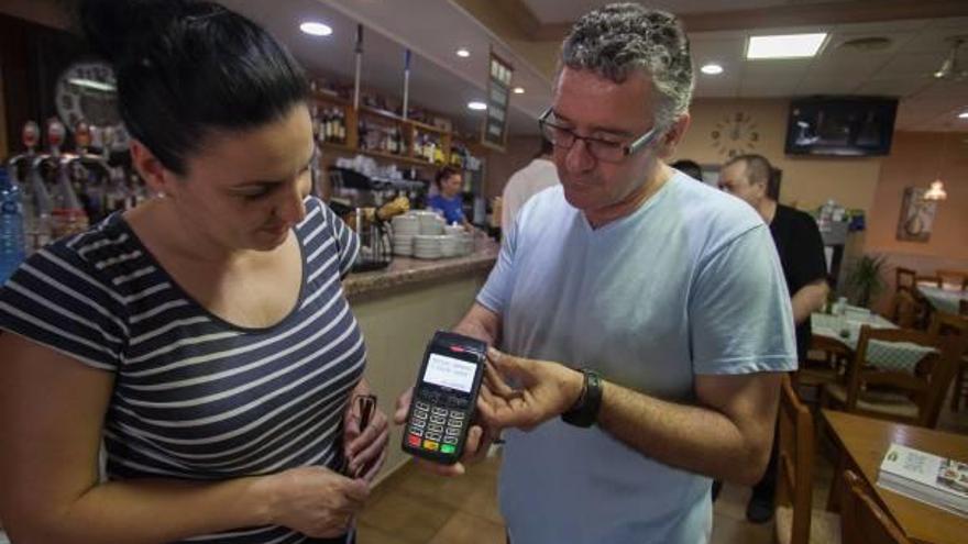 La mayor parte de comercios de Arenales cuentan con datáfono por la ausencia de cajeros.