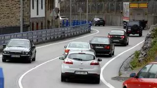 Un choque frontal entre dos coches deja seis heridos, uno de ellos graves, en la nacional de Pajares