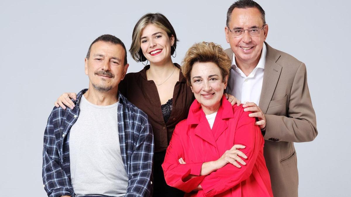 Marcial Álvarez e Isabel Ordaz, sentados, y Carla Nyman y Eduardo Galán, de pie.