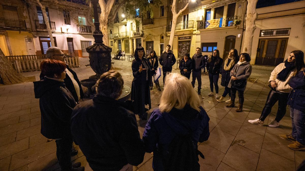 La médium M. Minerva habla de exorcismos y espíritus en una parada de la ruta misteriosa por Sants.