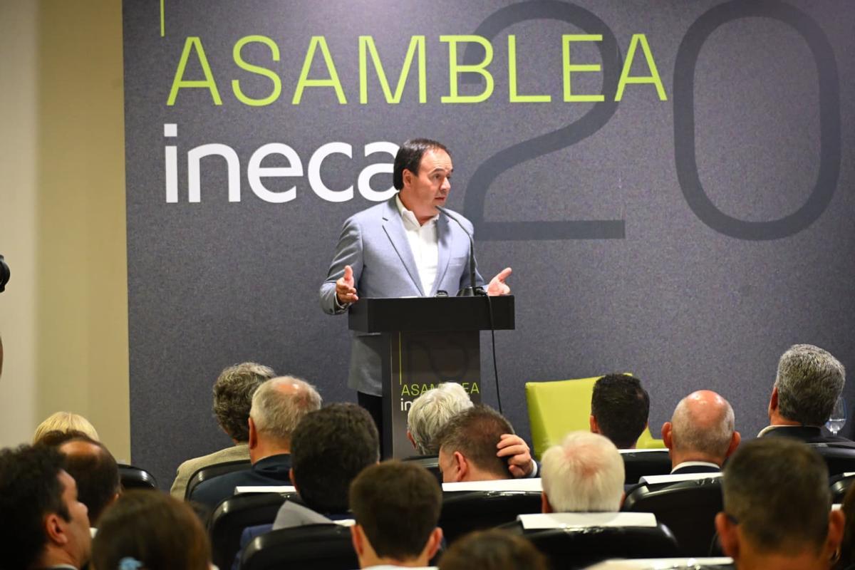 El presidente de la Generalitat, durante su intervención en la asamblea de Ineca.