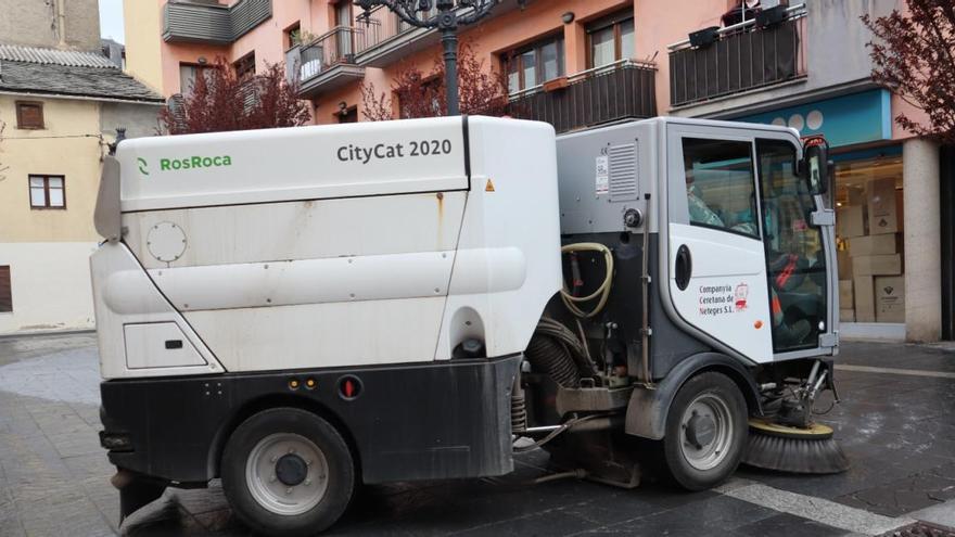 Puigcerdà incorpora al servei diari de neteja una brigada de desinfecció