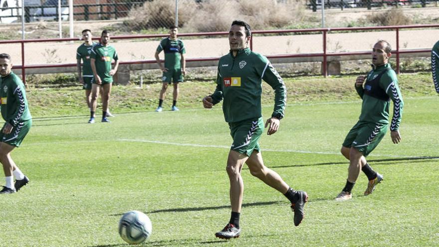 El centrocampista Ramón Folch en el centro en el entrenamiento del Elche del pasado viernes en Altabix