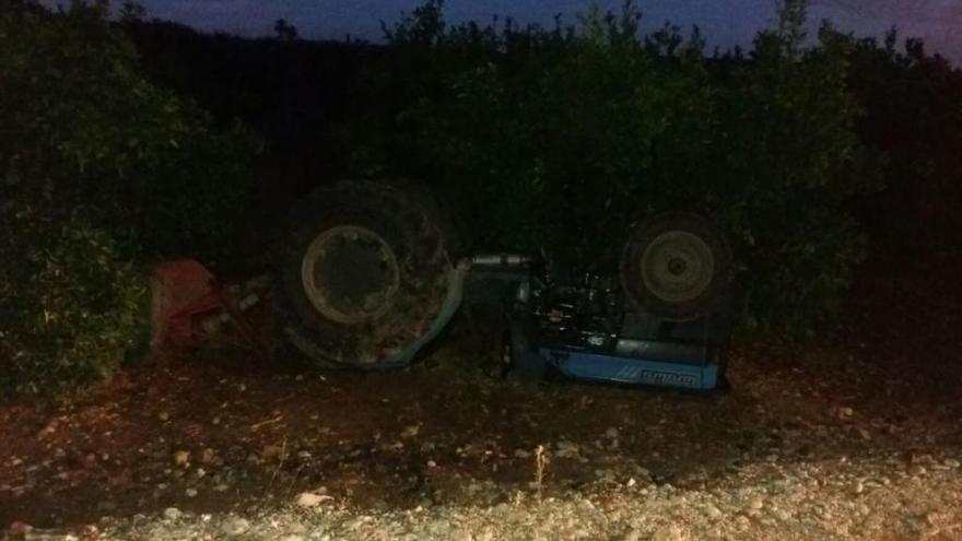 Rescatado tras volcar con su tractor en Chiva