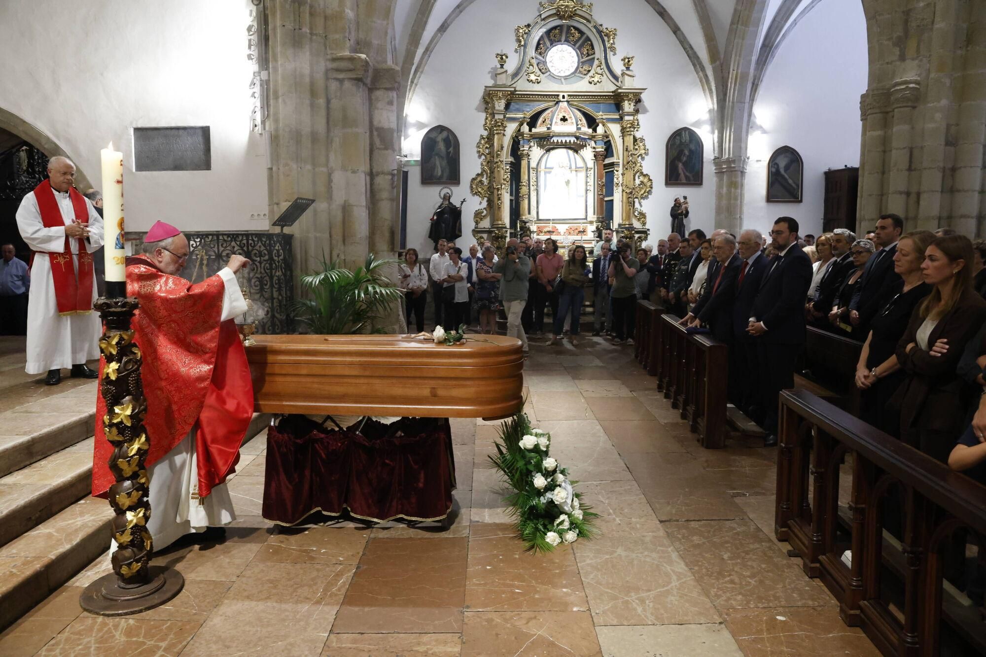 Las imágenes del funeral de Antonio Trevín en la basílica de Llanes.