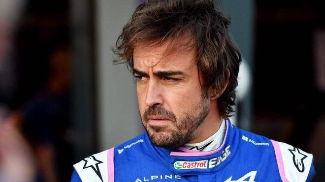 Alonso, resignado tras una avería.