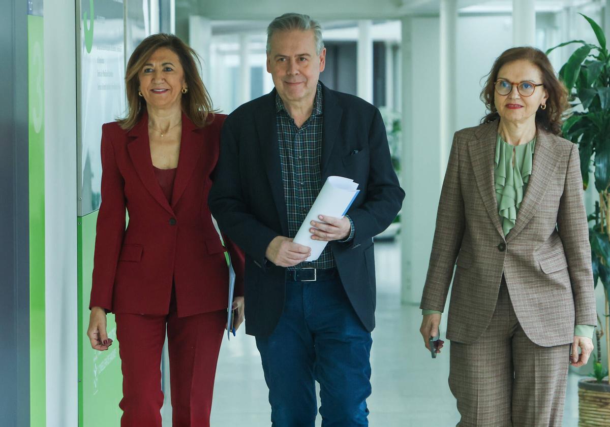 Marisa López, Antonio Gómez Caamaño y Encarnación Bouzas, antes de la rueda de prensa