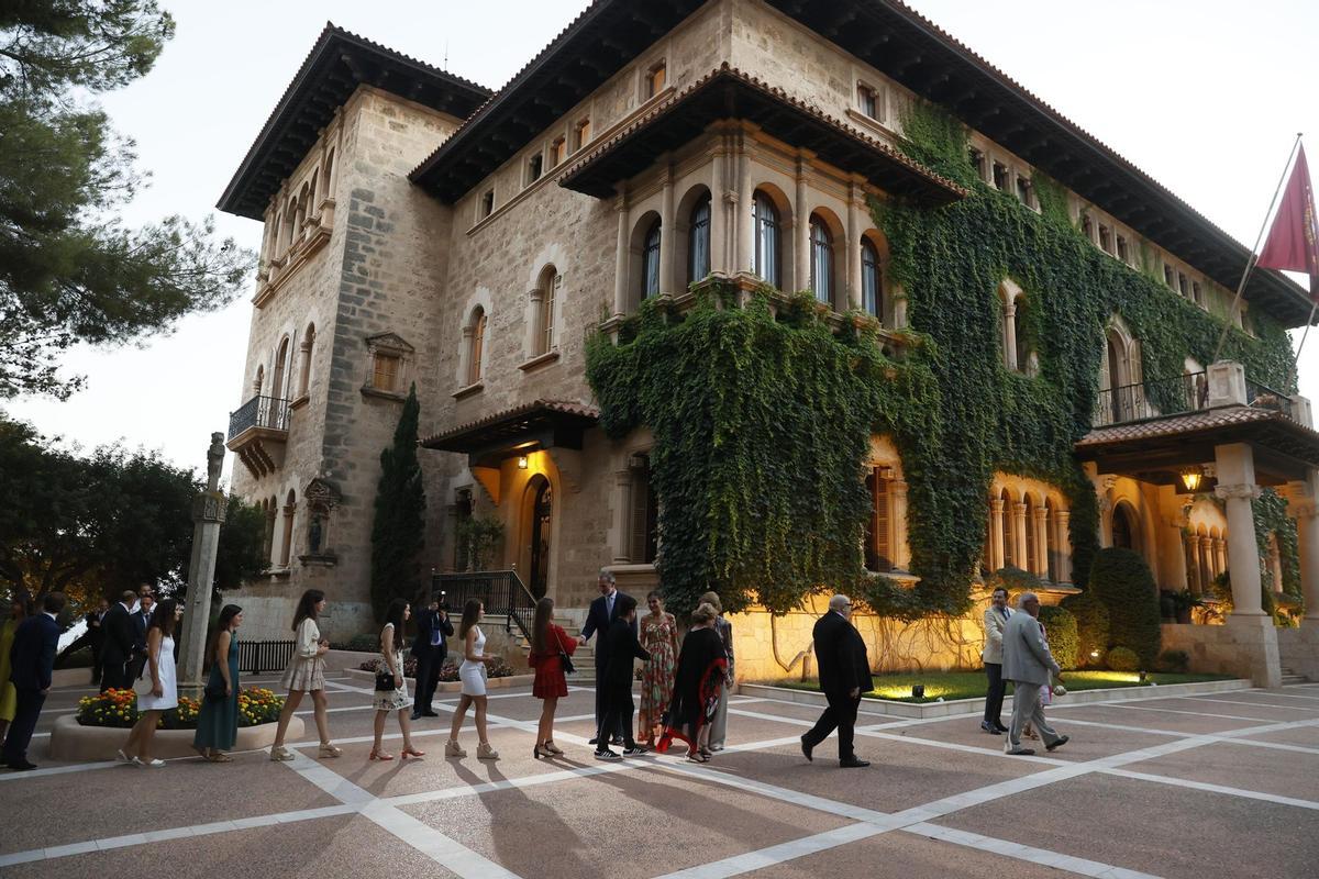 PALMA DE MALLORCA, 04/08/2022.- Los reyes Felipe VI y Letizia, acompañados de la reina Sofía, reciben este jueves a más de 300 representantes de la sociedad balear, en un encuentro que por primera vez tiene lugar en los jardines del Palacio de Marivent, en Palma de Mallorca Marivent. EFE/Ballesteros