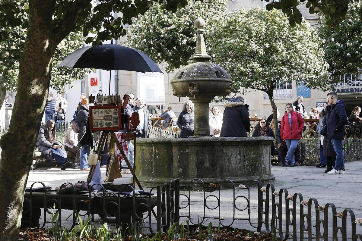 Turistas en la Praza de Fonseca, en la zona monumental de Santiago.