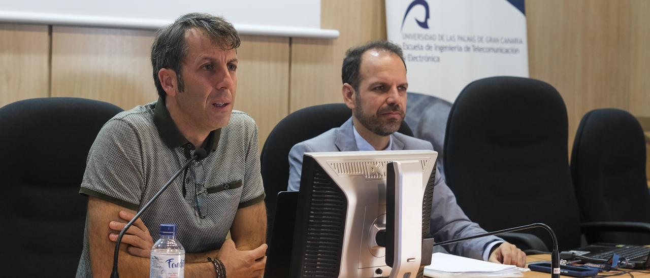 Unai Hernández (i) y Eduardo Quevedo durante las jornadas de Innovación Educativa en Teleco.