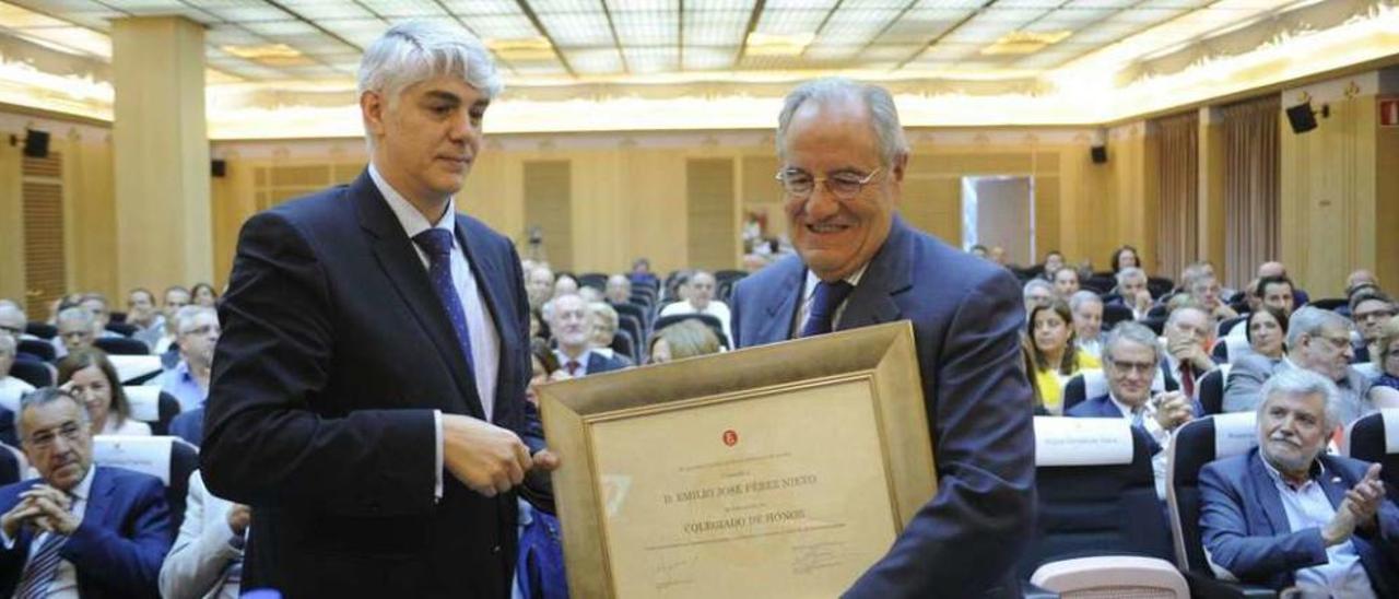 Pérez Nieto recibe la distinción de manos del presidente del Colegio de Economistas de Ourense. // Jesús Regal
