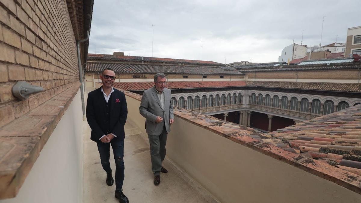 El director general de Cultura de la DGA, Pedro Olloqui, y el director del Museo, Isidro Aguilera, este jueves en la tercera planta del edificio.