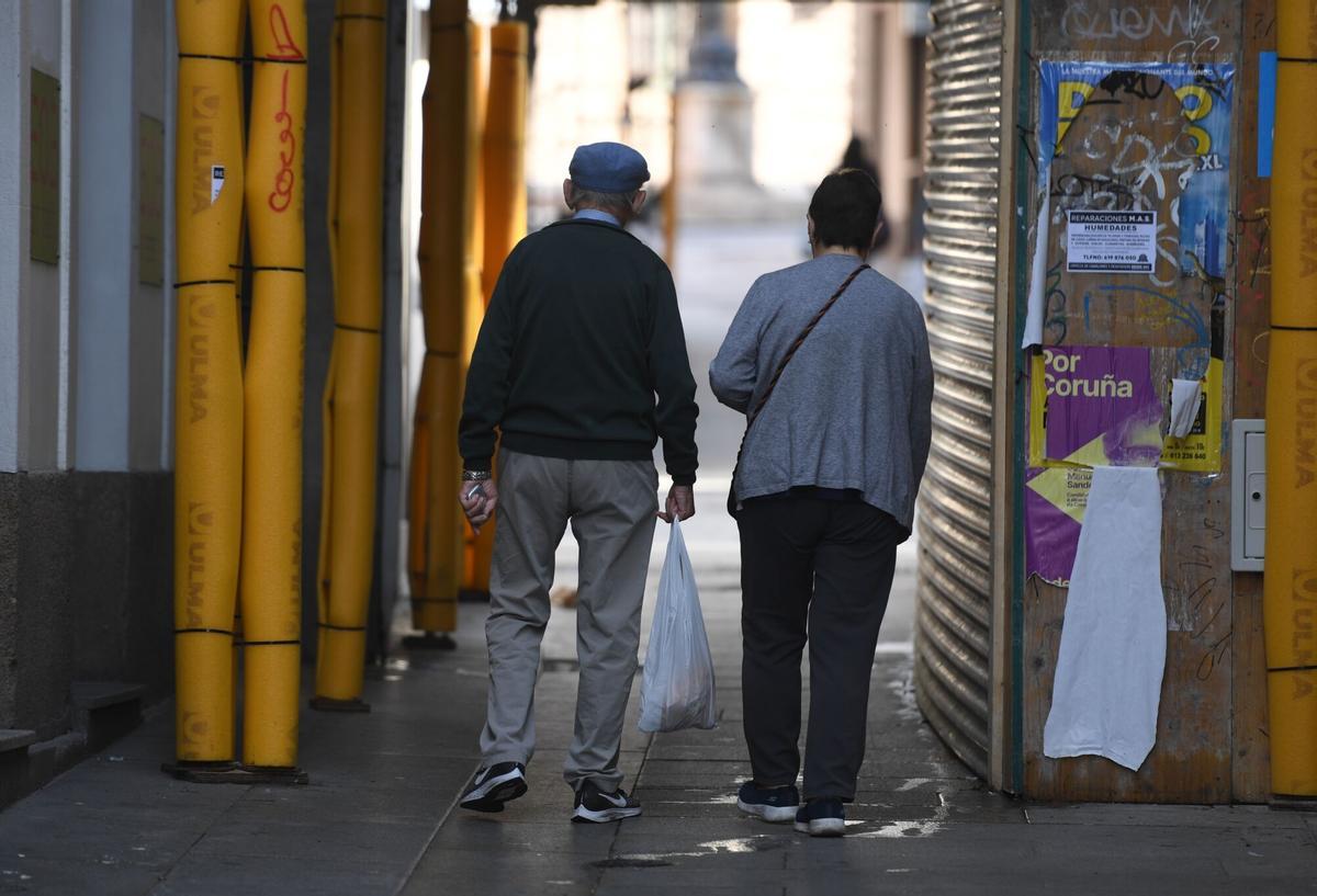 Dos personas pasean por A Coruña