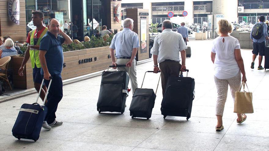 Movimiento de turistas en el aeropuerto de Málaga.