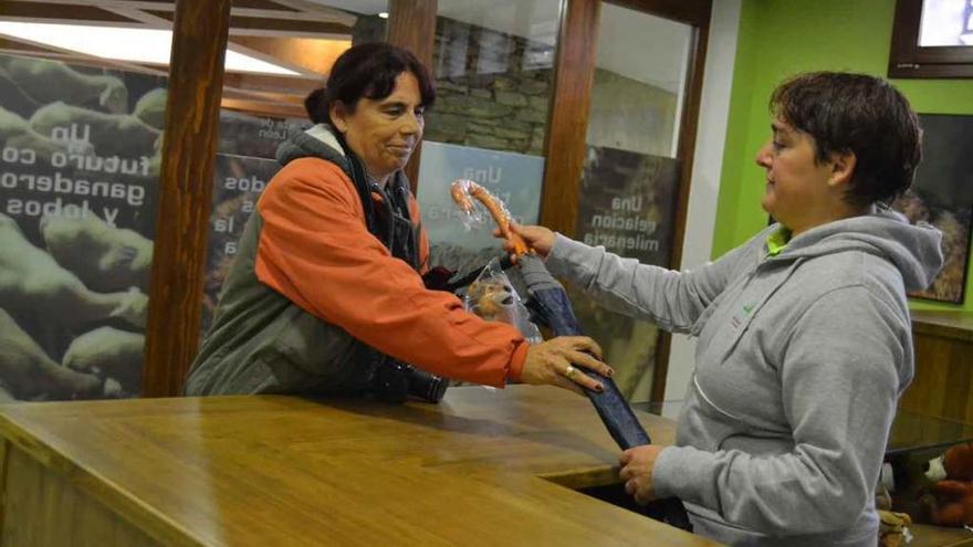 María del Mar Cerviño, primera visitante, recibe un paraguas.