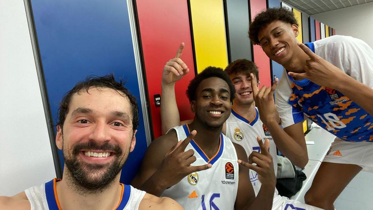 Baba Miller, a la derecha, en el ya clásico selfi de Sergi Llull tras los partidos