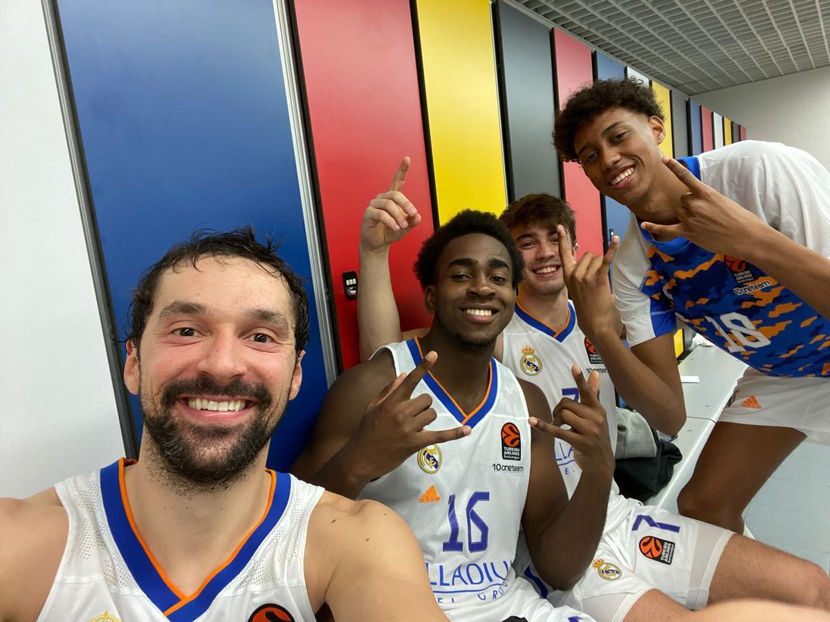 Baba Miller, a la derecha, en el ya clásico selfi de Sergi Llull tras los partidos