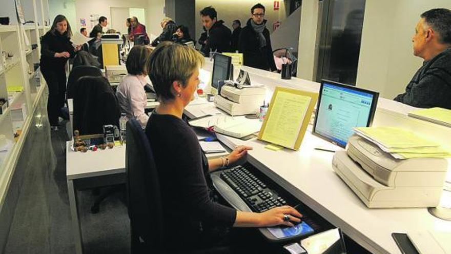 Funcionarios judiciales trabajando en el registro civil de A Coruña. / carlos pardellas