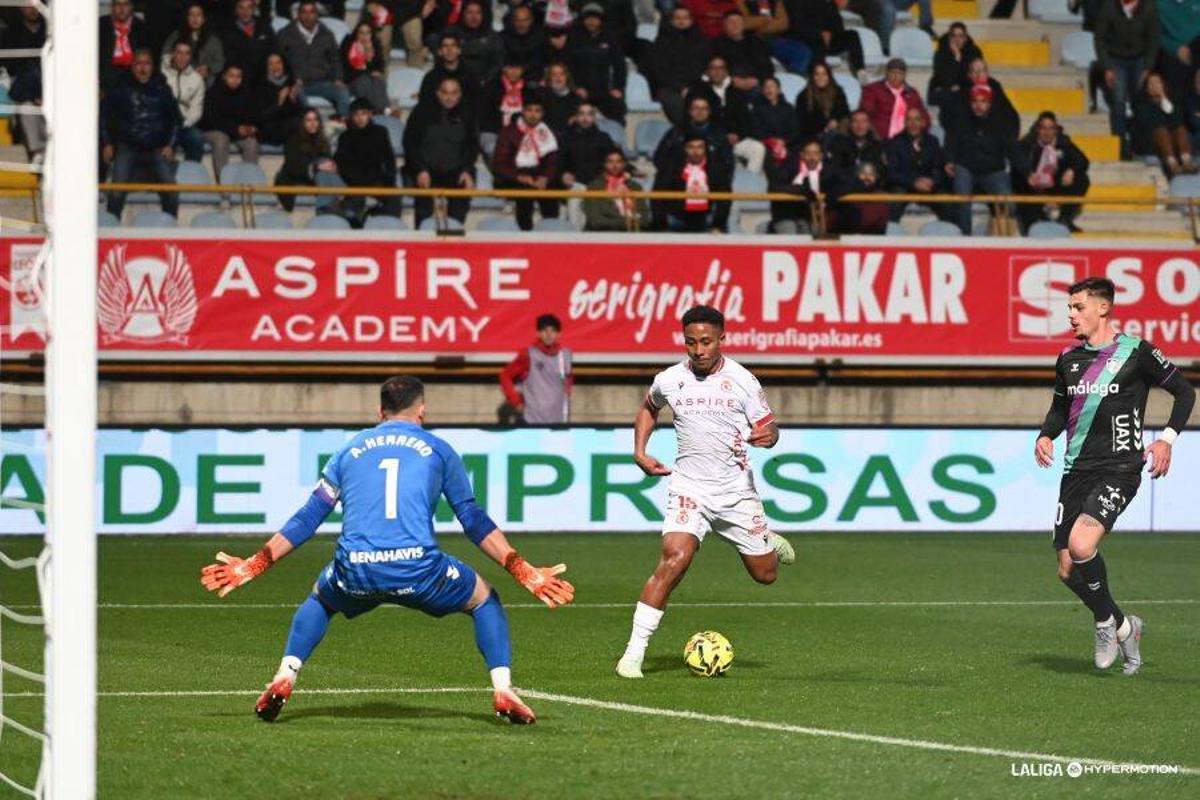 Lucas Ribeiro marcó el gol del triunfo de la 'Cultu' sobre el Málaga CF en el Reino de León.