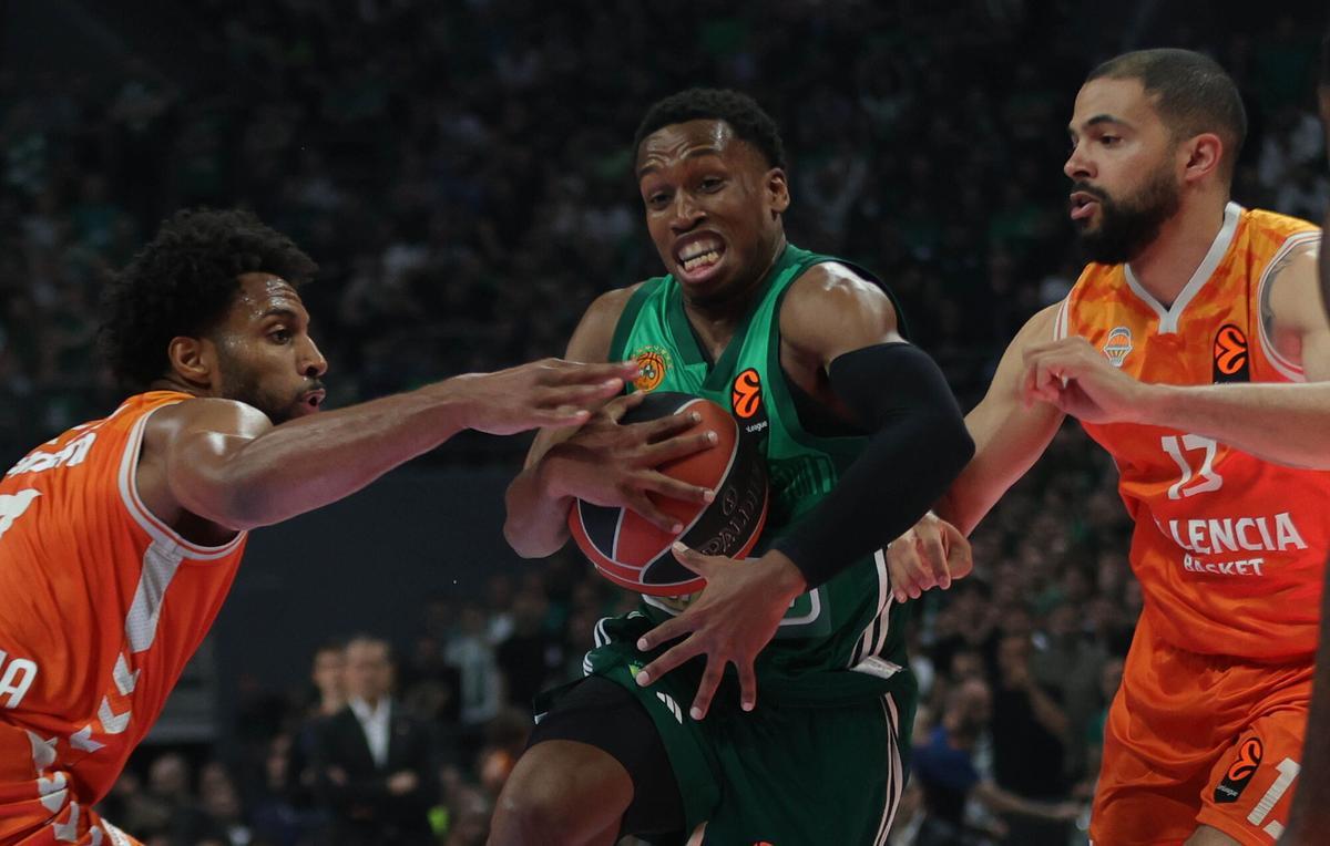 ATHENS (Greece), 08/05/2026.- Panathinaikos' T.J. Shorts (C) in action against Valencia Basket's Darius Thompson (R) during the EuroLeague basketball playoffs match between Panathinaikos Athens and Valencia Basket in Athens, Greece, 08 May 2026. (Baloncesto, Euroliga, Grecia, Atenas) EFE/EPA/PETE ANDREOU