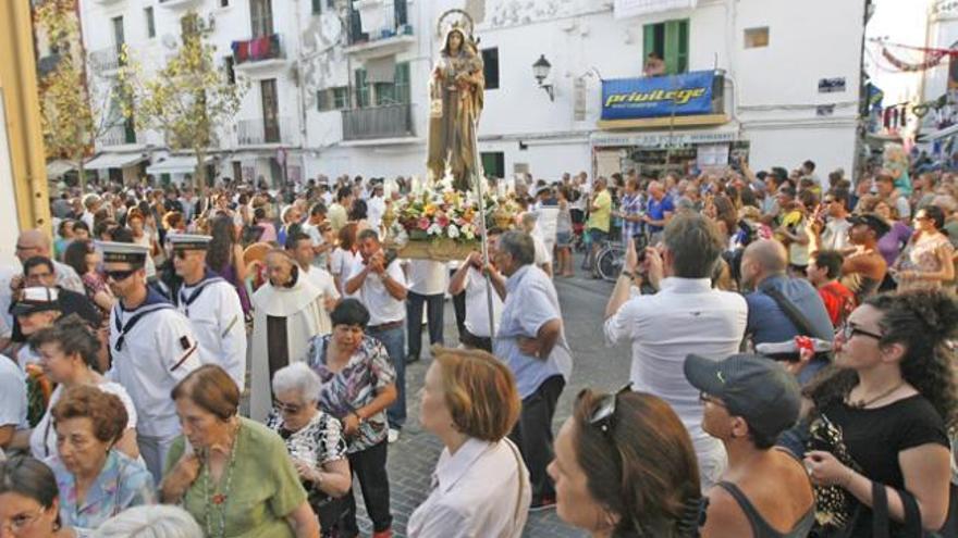 La gente abarrota la puerta de la iglesia de Sant Elm a la salida de la procesión.