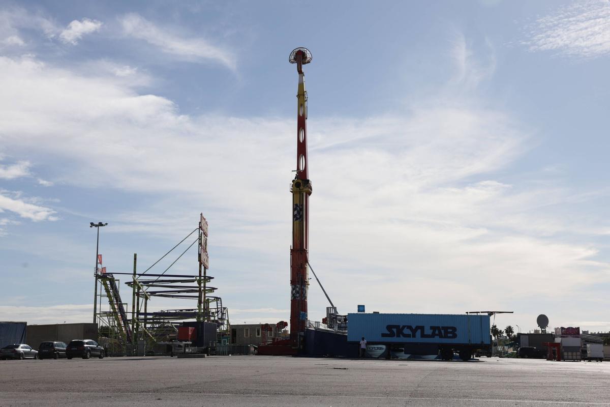 Montaje de varias atracciones de la Fira del Ram.