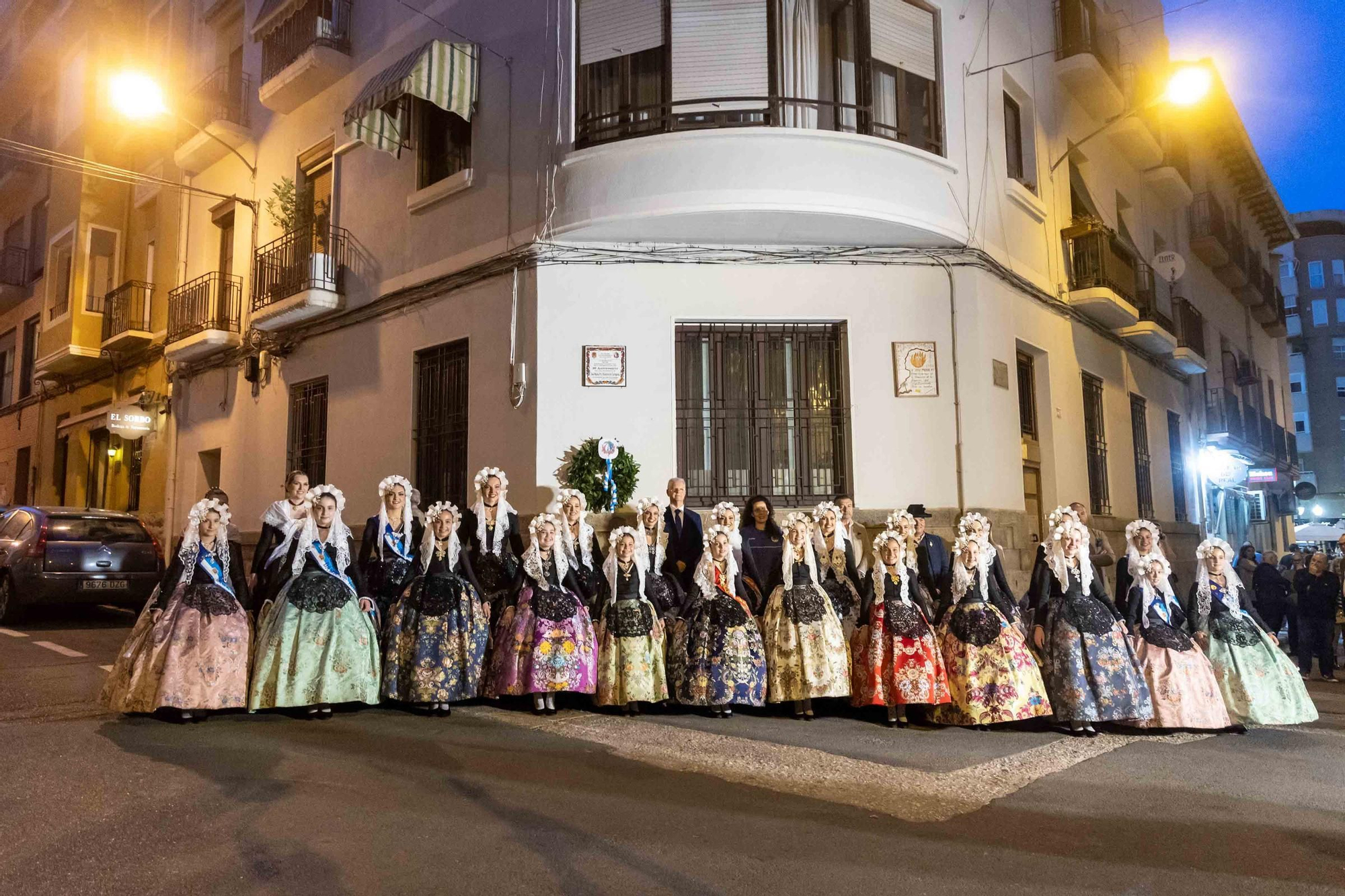 El homenaje al fundador de las Hogueras, José María Py, y el Festival de Bandas de Andrés Llorens iluminan una noche con olor a fiesta y pólvora