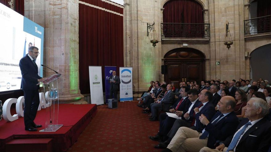José Esteban Fernández, actual decano del colegio, durante la celebración de los 75 años, en Oviedo. | FERNANDO RODRÍGUEZ