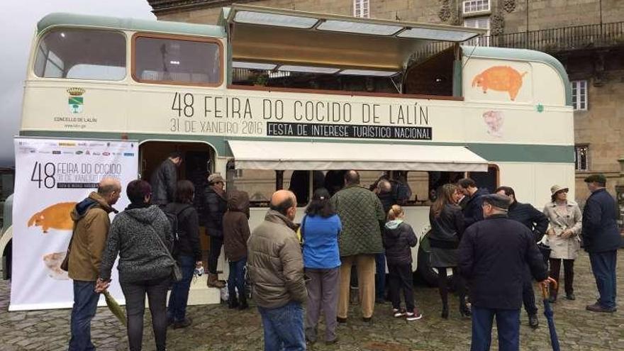 El bus promocional, ayer, en la Praza do Obradoiro. // Bernabé/Gutier