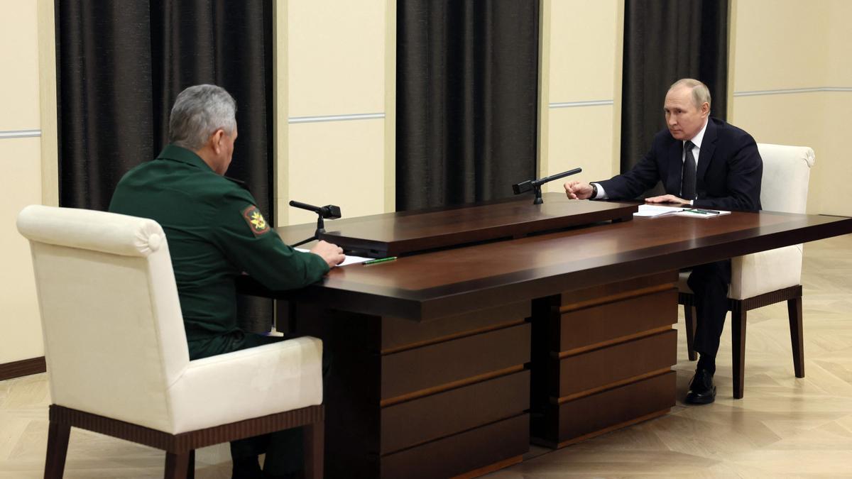 El presidente ruso, Vladímir Putin, conversa con el ministro de Defensa, Serguéi Shoigú, en una audiencia, este viernes en Moscú.