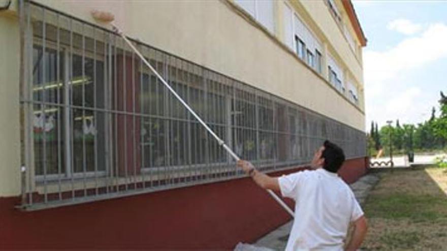 Márquez Anguita insta al gobierno local a pintar todos los colegios