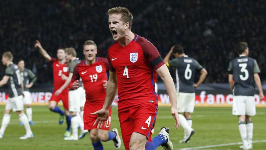 El inglés Eric Dier celebra su gol a Alemania.