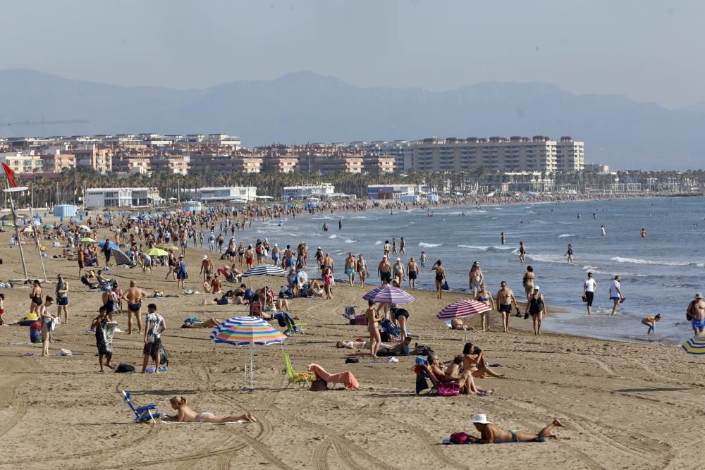 La playa de la Malva-rosa en València esta mañana de San Juan, a las 9.00 horas, ya estaba llena de gente.