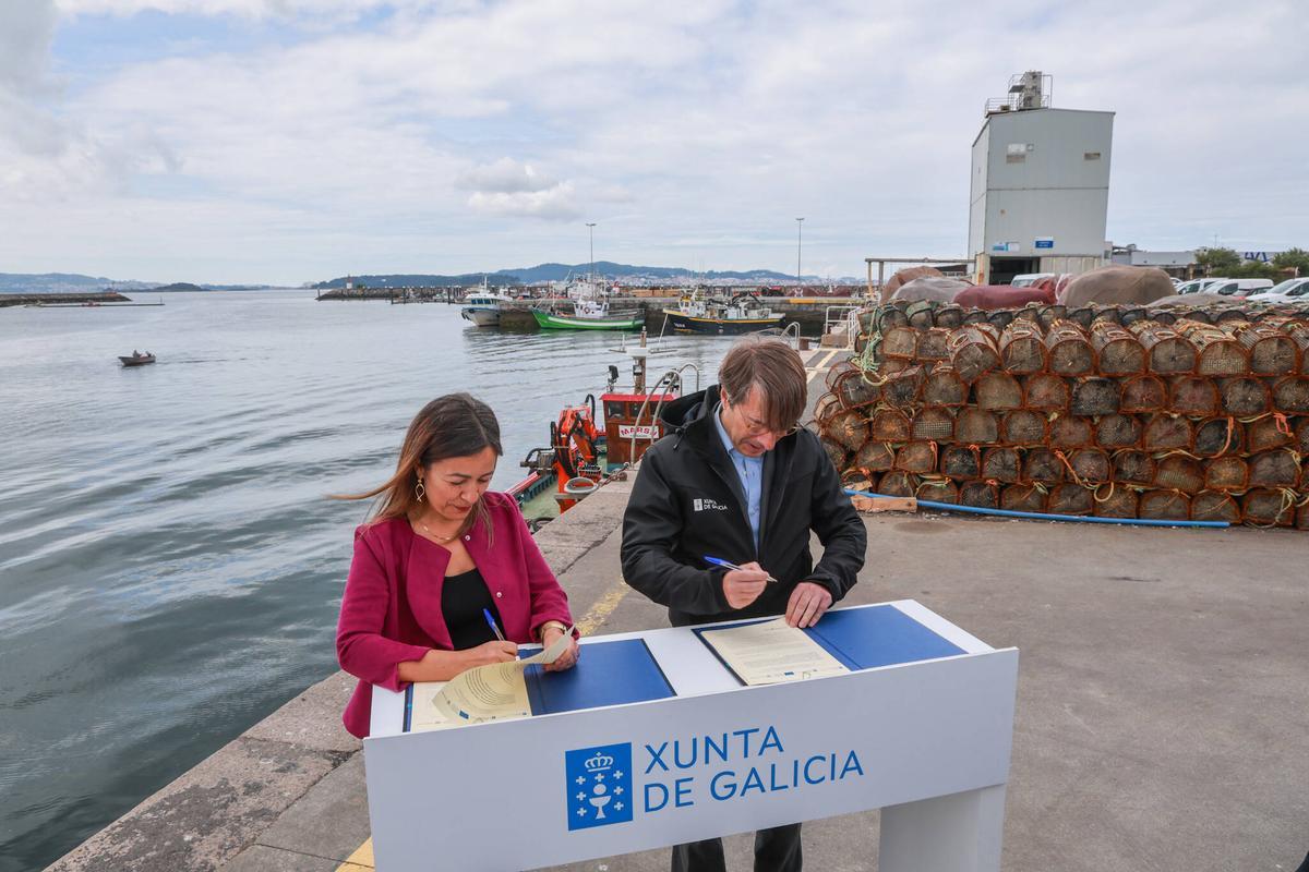 Los conselleiros en el momento de la firma.