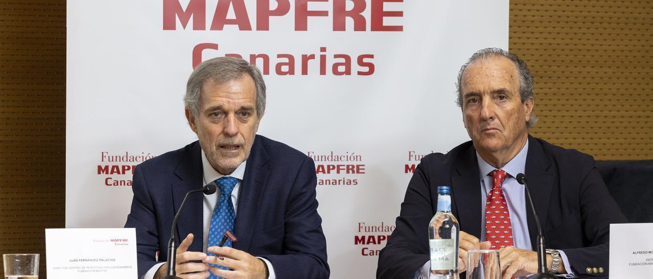 Segundo Barómetro del Consumidor Senior en Canarias, presentado por el director del Centro de Investigación Ageingnomics de la Fundación Mapfre, Juan Fernández Palacios (i), y el patrono Fundación Mapfre Canarias Alfredo Montes García (d).