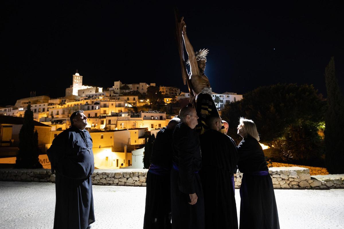 Procesión de la Cofradía Santísimo Cristo del Cementerio delante de Dalt Vila.